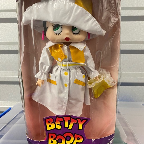 Vinyl M -Toy Betty Boop RainSlicker Doll c.1995 Discontinued Limited Edition NIB - Picture 2 of 9